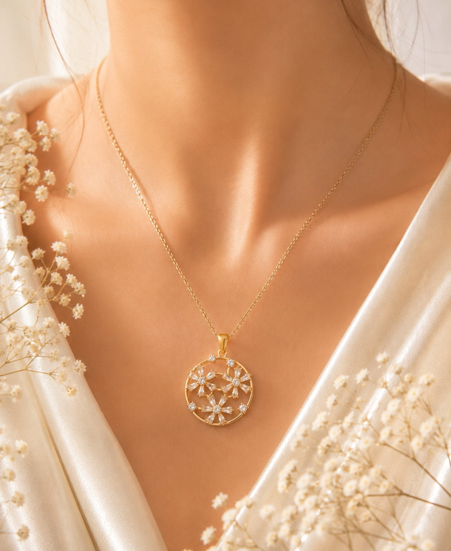 Celestial Daisy Crystal Pendant Necklace – Gold-Plated Floral Elegance